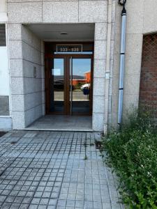 einen Eingang zu einem Gebäude mit Drehtür in der Unterkunft Artabra Infinita Petit Home in Ferrol