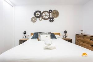 カディスにあるTraveler´s Dream by Cádiz Timeのベッドルーム1室(壁にギア付きの白いベッド1台付)
