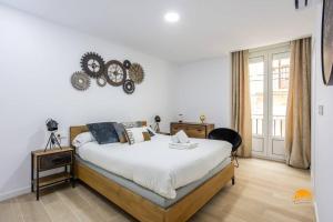 カディスにあるTraveler´s Dream by Cádiz Timeのベッドルーム(大きな白いベッド1台、窓付)