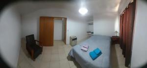 聖拉斐爾的住宿－Deptos Av Moreno，一间小卧室,配有一张床和电视