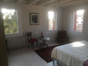 Postel nebo postele na pokoji v ubytování B&B Ernestine Family Home