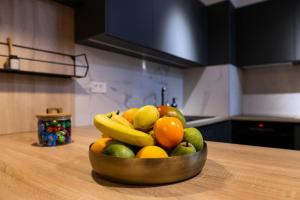 Miska owoców na ladzie w kuchni w obiekcie Luxury Infusion by HOME Apartments - Free Parking w Zagrzebiu