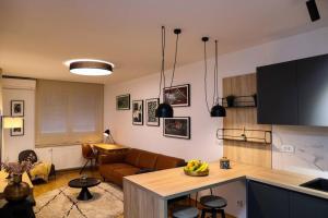 kuchnia i salon z kanapą w obiekcie Luxury Infusion by HOME Apartments - Free Parking w Zagrzebiu