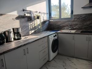 Köök või kööginurk majutusasutuses O Kipos Apartment ixia