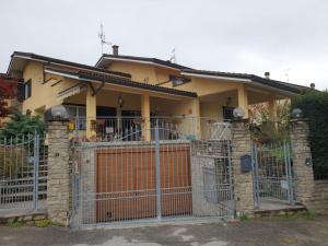 una casa con una puerta delante de ella en Casa Vacanze Alice e Arianna, en Cairo Montenotte