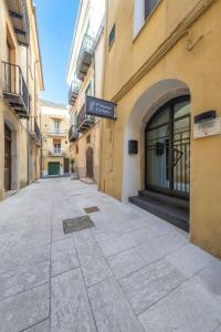 an empty street in an alley between two buildings at Palazzo Licinio in Venafro