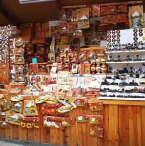 un mostrador de la tienda con un montón de artículos expuestos en Acogedora cabaña en el campo. Cerca de la ciudad., en Villarrica