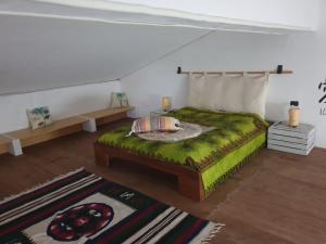 una camera con letto e piumone verde di Casa Vacanze Alice e Arianna a Cairo Montenotte