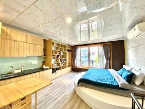 ein Schlafzimmer mit einem großen Bett und einem Waschbecken in der Unterkunft Old town Duplex 3 Double beds & 2 big balcony in Hanoi