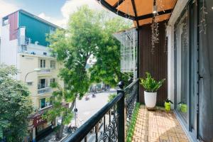 ハノイにあるOld town Duplex 3 Double beds & 2 big balconyの通りの景色を望むアパートメントバルコニー