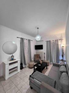 uma sala de estar com um sofá e uma mesa em Elena’s apartment em Áyios Vasílios