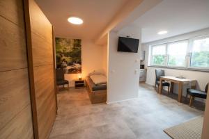 ein Wohnzimmer mit einem Bett und ein Esszimmer in der Unterkunft Ferienhof Hopfgärtle Müller in Bodnegg