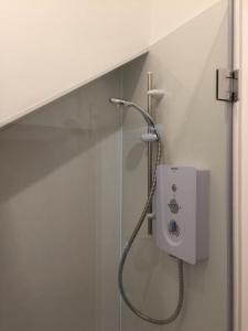 La salle de bains est pourvue d'une douche et d'un pommeau de douche. dans l'établissement Impeccable 1-Bed Apartment in Putney Village, à Londres