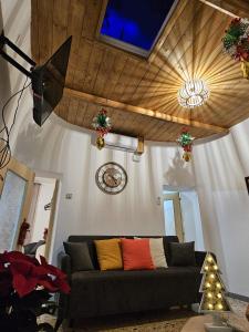 - un salon avec un canapé dans une pièce dotée d'un plafond dans l'établissement TRULLO AURORA BOREALE, à Alberobello