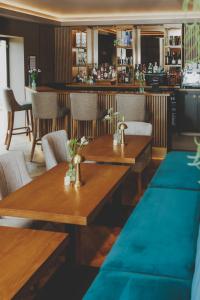 een restaurant met houten tafels en stoelen en een bar bij Everything Retreat in Mellor