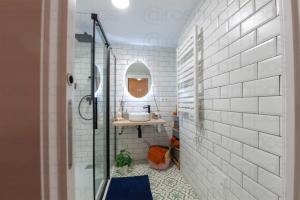 ein Bad mit einem Waschbecken und einer Glasdusche in der Unterkunft Artistic Digital Getaway Large 1 Bedroom King Bed - Great Location in Valencia