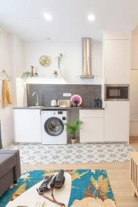 cocina con fregadero y lavadora en Artistic Digital Getaway Large 1 Bedroom King Bed - Great Location, en Valencia