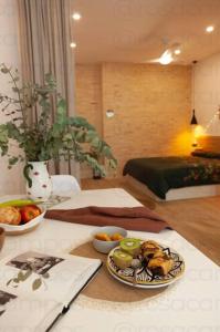 einen Tisch mit einem Teller Essen drauf. in der Unterkunft Artistic Digital Getaway Large 1 Bedroom King Bed - Great Location in Valencia