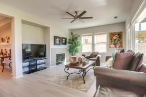 TV a/nebo společenská místnost v ubytování 2 Mi to Coachella Indio Home with Outdoor Oasis