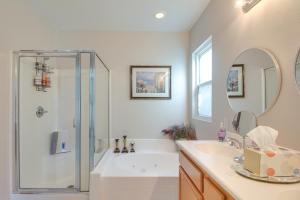 Koupelna v ubytování 2 Mi to Coachella Indio Home with Outdoor Oasis + 23 fotografií