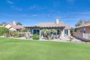 une maison avec une pelouse verte devant elle dans l'établissement Indio Vacation Rental 2 Mi to Coachella, à Indio