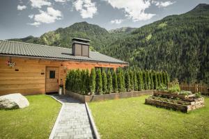 a house in the mountains with a yard at Chalet Berg in Selva dei Molini