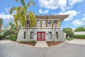 uma casa com uma porta vermelha numa rua em 8543 - 4BR Disney World Vacation Townhome em Orlando