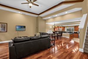 ein Wohnzimmer mit einem Sofa und einem Tisch in der Unterkunft 8537 - 4BR Disney World Vacation Townhome in Orlando