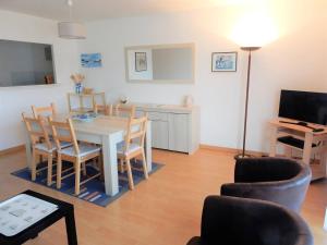 cocina y comedor con mesa y sillas en Bel appartement 2 chambres au centre-ville de PERROS-GUIREC - Ref 926, en Perros-Guirec