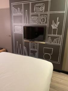 TV a/nebo společenská místnost v ubytování ibis Bourg en Bresse