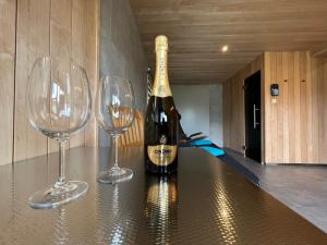 - une bouteille de champagne et 2 verres à vin sur un comptoir dans l'établissement Penzion Stanský Mlýn, à Hlinsko