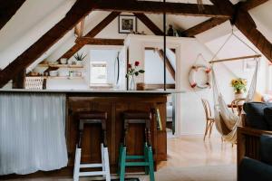 cocina con barra y sillas en una habitación en The Loft in Sherborne: central with parking en Sherborne