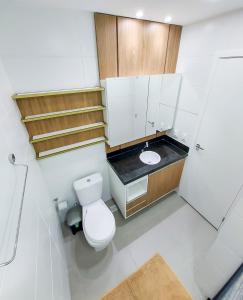 La salle de bains est pourvue de toilettes et d'un lavabo. dans l'établissement APARTAMENTO FLAT STUDIO WEST FIT 711 a, à Mossoró