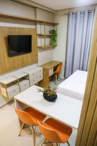 Cette chambre comprend un lit, une table et des chaises. dans l'établissement APARTAMENTO FLAT STUDIO WEST FIT 711 a, à Mossoró