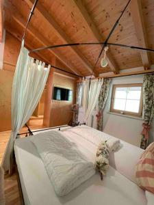 Ein Bett oder Betten in einem Zimmer der Unterkunft Haus Peppone