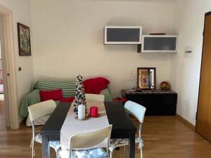 een woonkamer met een tafel en een bank bij A Casa di Amici - intero appartamento - Free parking - wi-fi in Lecce