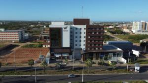 a building in a city with a parking lot at APARTAMENTO FLAT STUDIO WEST FIT 711 a in Mossoró