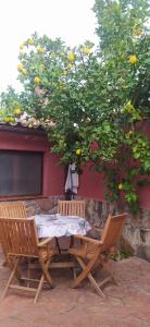 Jinoba25 في Castillo de Bayuela: طاوله وكرسيين تحت شجرة ليمون
