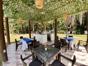 Hostel Glamping Mistiko Safari - Carmen de apicala 레스토랑 또는 맛집