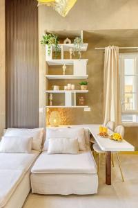阿爾帕容的住宿－Luxury Suite - Jacuzzi et Sauna，客厅配有两张床和一张桌子