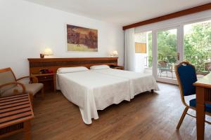 A bed or beds in a room at Hotel Araxa - Adults Only