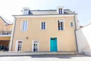 ein altes Haus mit blauer Tür in der Unterkunft Luxury Suite - Jacuzzi et Sauna in Arpajon