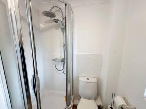Un baño blanco con ducha y WC. en No. 19 by Blue Skies Stays, en Stockton-on-Tees