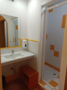 W łazience znajduje się umywalka oraz prysznic z lustrem. w obiekcie Mora de Nuei w mieście Aínsa