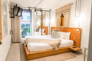 ein Schlafzimmer mit einem Bett und einem TV in der Unterkunft HOTEL VIP 46 SSQS in Bagua Grande
