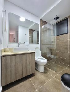 Ένα μπάνιο στο New Luxury 3 Bedroom Apartment in Great Area.
