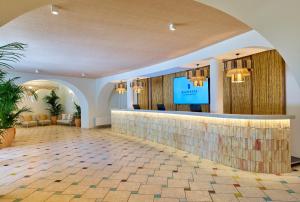 ジェレメアスにあるCalaserena Resortのバーと薄型テレビが備わるホテルロビー