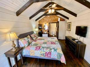 a bedroom with a bed and a ceiling fan at Tiny Home Cottage Near the Smokies #3 Ingrid in Sevierville