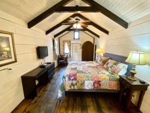 Ένα ή περισσότερα κρεβάτια σε δωμάτιο στο Tiny Home Cottage Near the Smokies #3 Ingrid