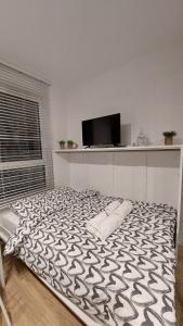 Televízia a/alebo spoločenská miestnosť v ubytovaní Życzliwy Apartament z garażem